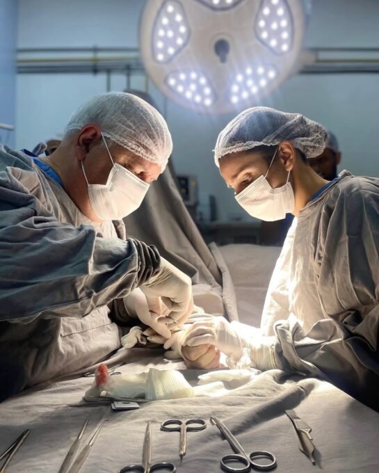 Dr. Glauco Miranda de Lacerda realizando cirurgia ortopédica em Macaé